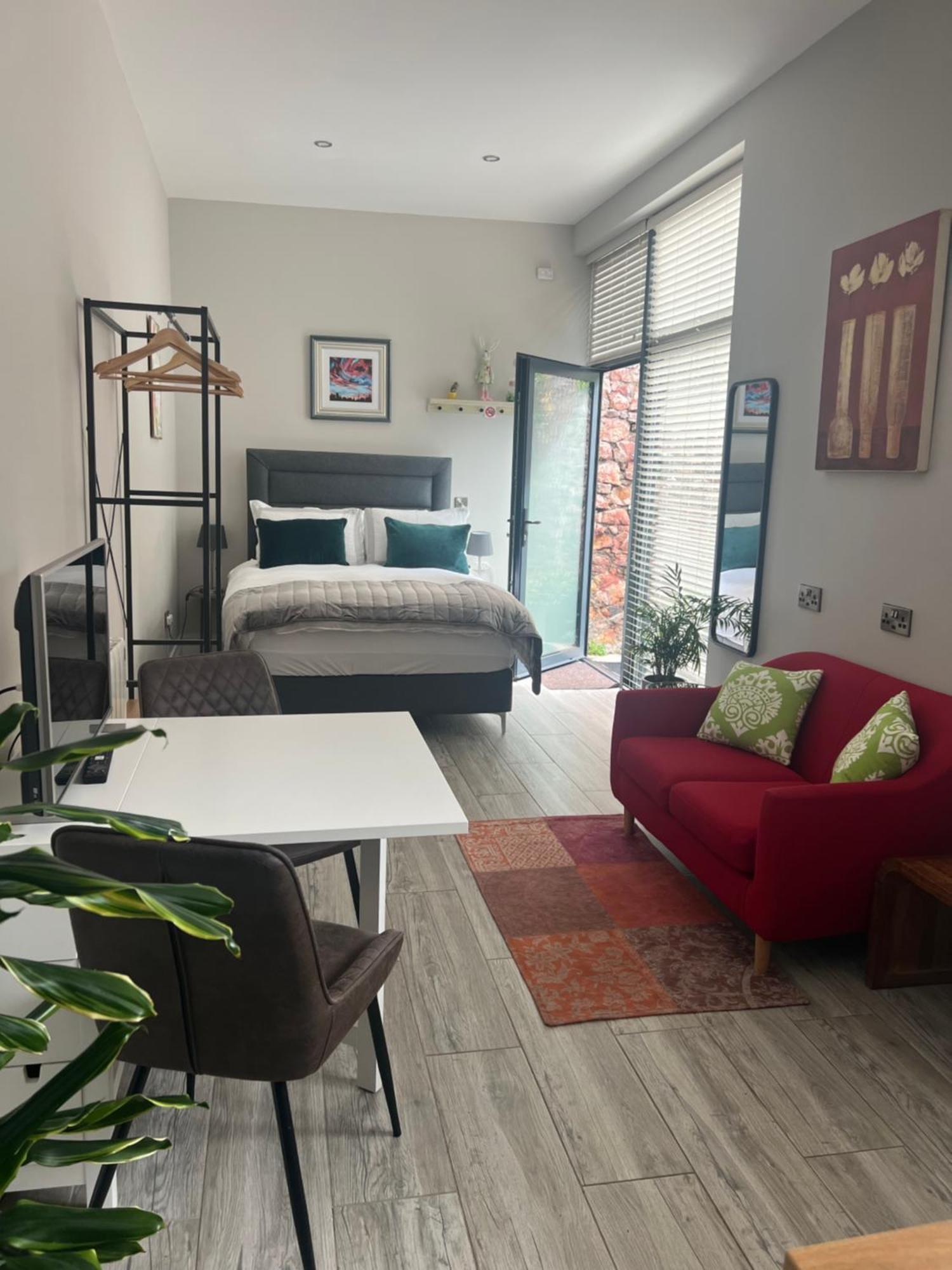 Hugo Mews Bright Studio Apartment Bray Ngoại thất bức ảnh